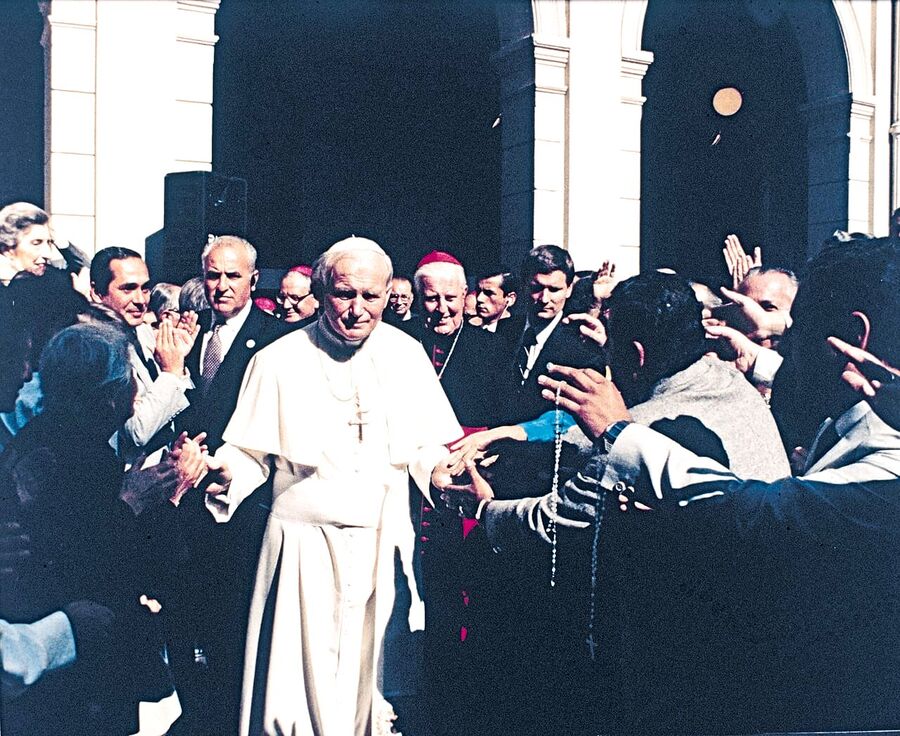 S.S. Juan Pablo II saluda a la multitud durante su visita apostólica a Chile en 1987