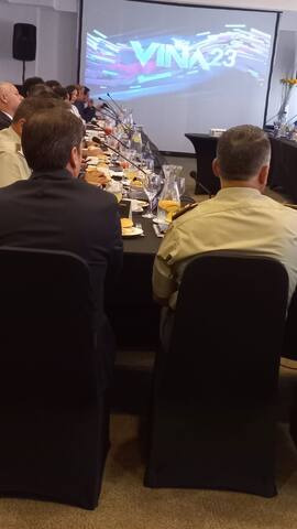 Reunión de autoridades con proyección y sistema de audio