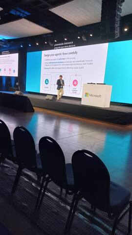 Congreso de tecnología con pantallas gigantes y traducción en pantalla