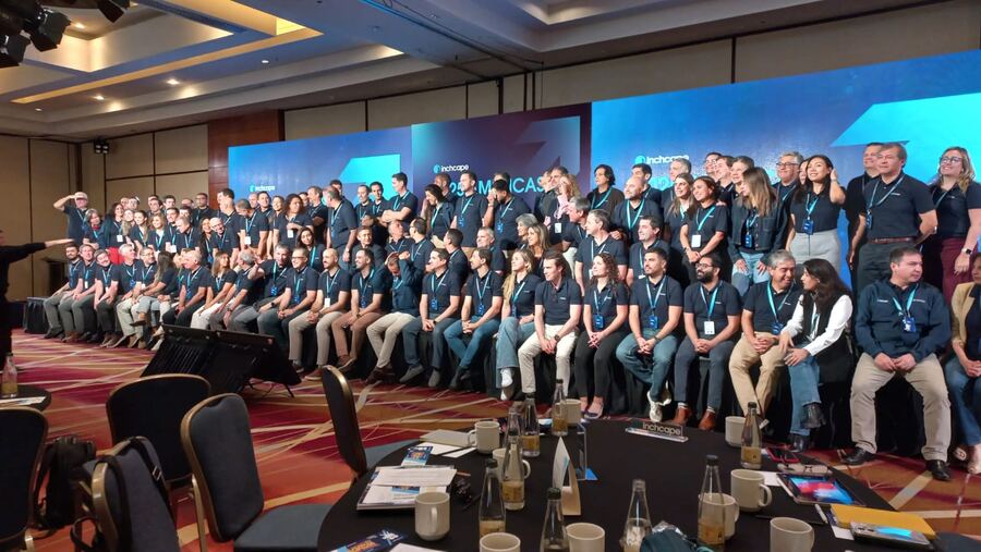 Convención corporativa con fotografía oficial de todo el equipo sobre el escenario
