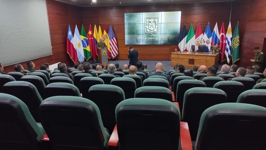 Encuentro internacional en la Escuela de Carabineros de Chile con delegaciones de múltiples países