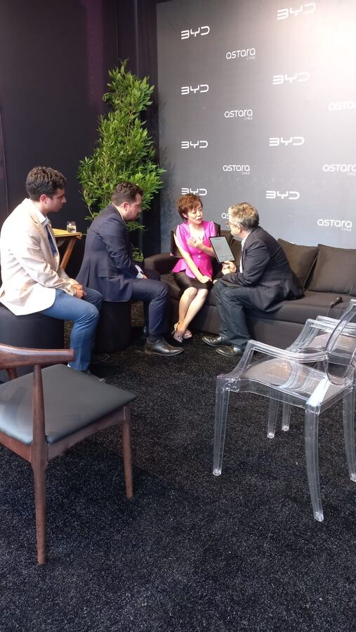 Entrevista en un lanzamiento de marca con backdrop corporativo