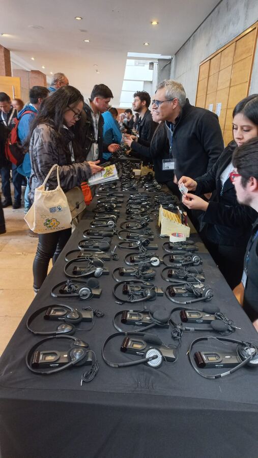 Mesón de entrega de receptores digitales de interpretación simultánea a los asistentes de un congreso